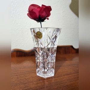 AVON CRYSTAL BUN VASE VINTAGE AND STILL IN BOX PERFECT SHAPE RARE FIND 4IN SOLID